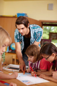 fröhliche Kinder in der Grundschule